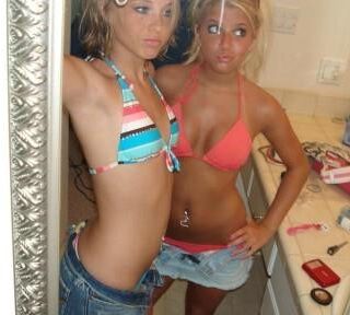 Papa ki girlfriend jo Mari maa ki best friend haa pic found