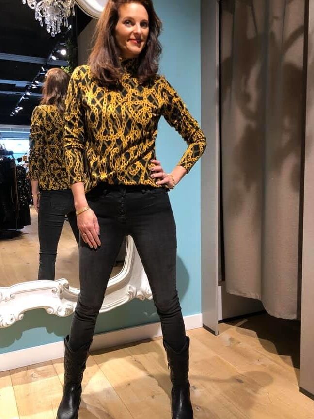Dutch MILF fashionstore owner in our city