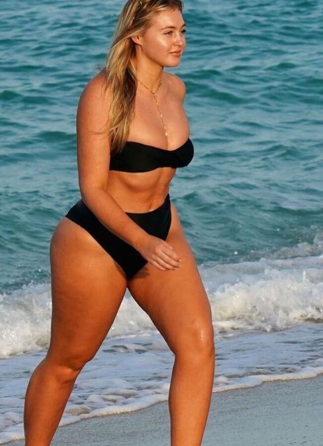 Hot amateur young babe Isa at the beach