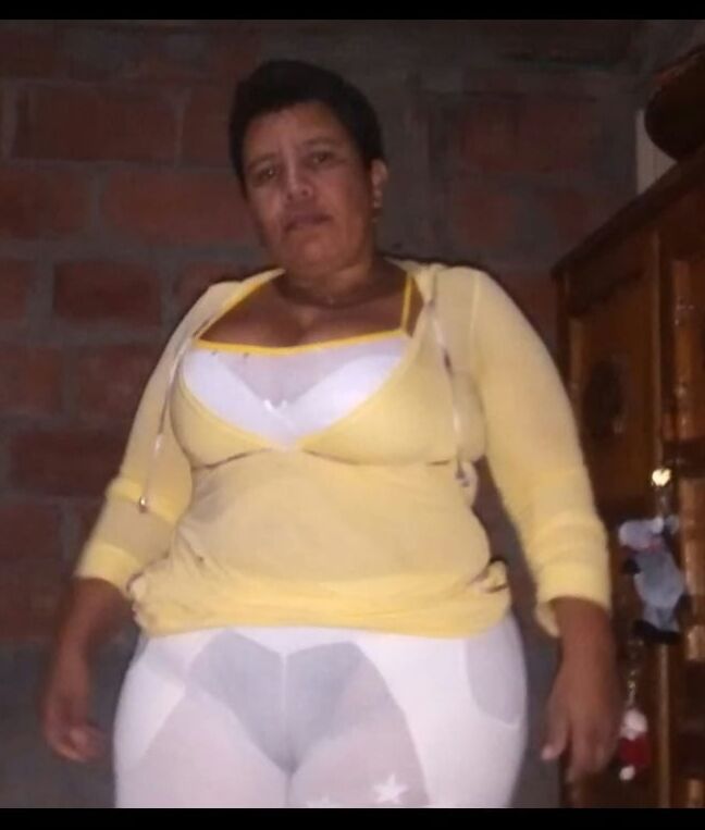 Maduras putas en la playa con transparencia para comentarios