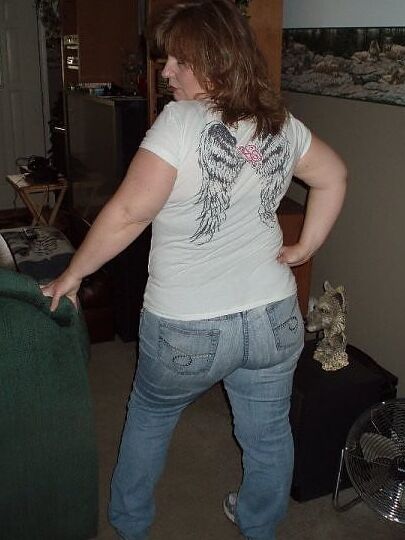Curvy redhead amateur MILF Sandy