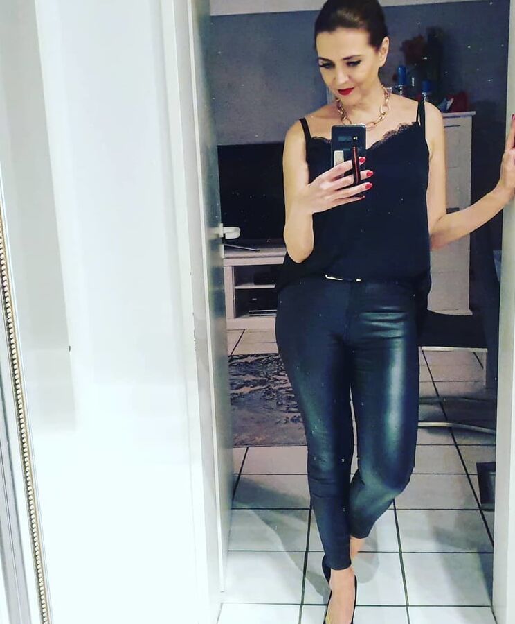 Real amateur mom Sara so hot