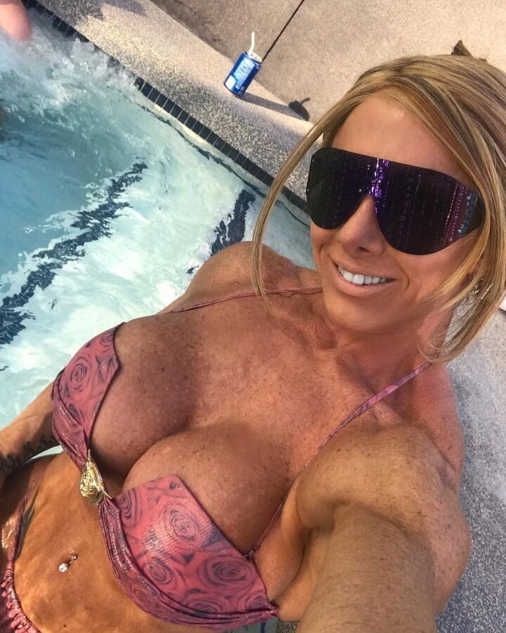 Sexy muscle girl