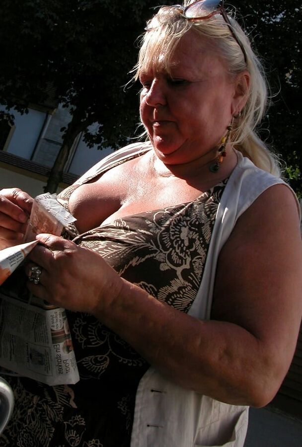 Mature ladies braless cleavage