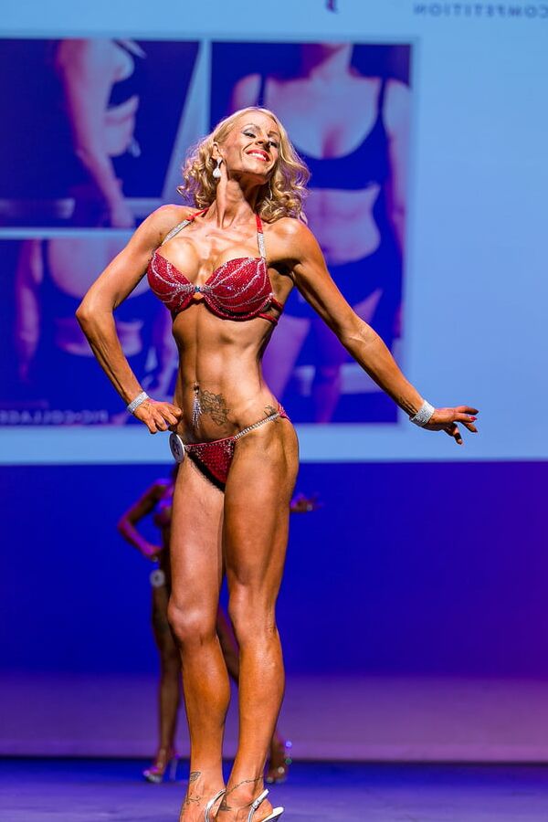 Sexy as fuck Muscle MILF Slut
