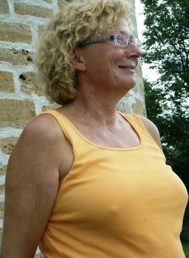 Mature ladies braless cleavage