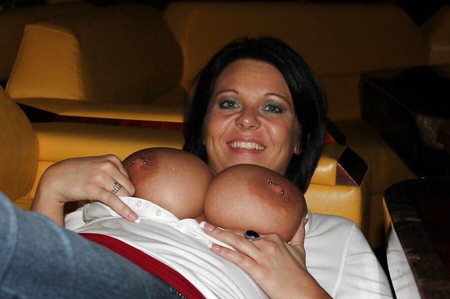 Une Femme Avec Un Piercing Sur Les Seins Ou Le Sexe suite