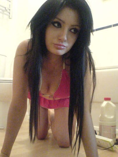 Sexy nisha showing her pussy on cam to her bf