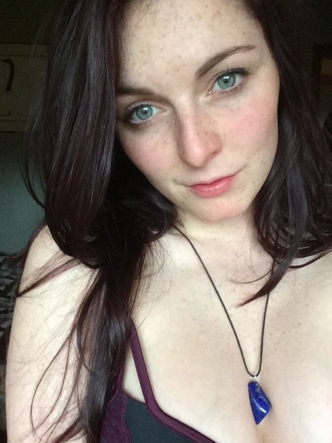 Amateur brunette selfies