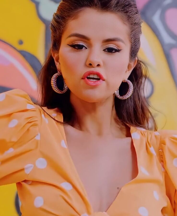 SELENA GOMEZ ... HOT !!!