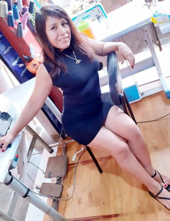 linda chaparrita con hermosas piernas