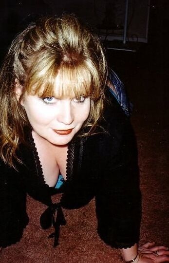 Curvy redhead amateur MILF Sandy