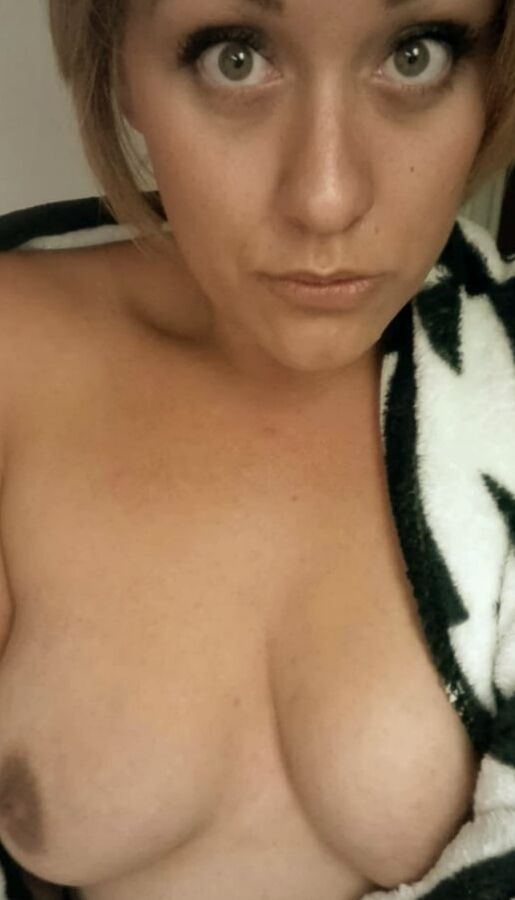 Hard nippels blonde