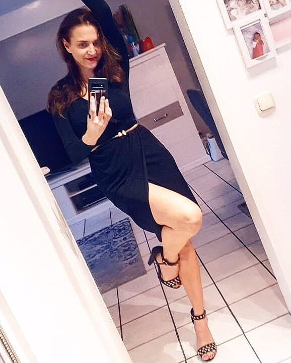 Real amateur mom Sara so hot