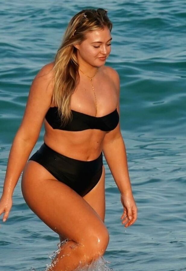 Hot amateur young babe Isa at the beach