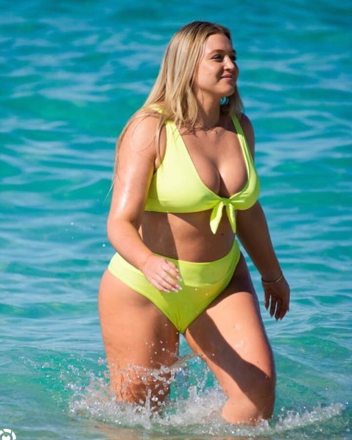 Hot amateur young babe Isa at the beach