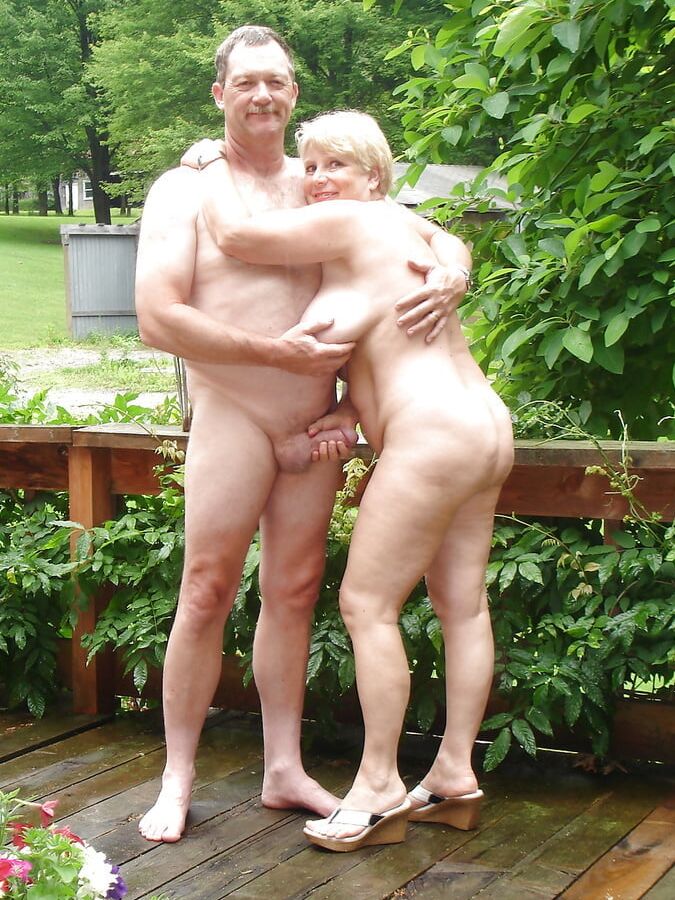 HAPPY NUDISTS