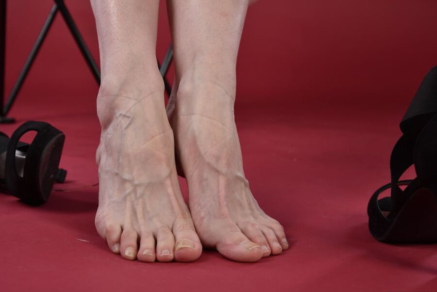 Deslicious mature feet and pussy