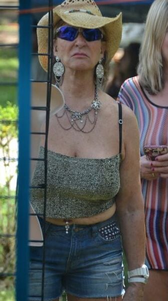 Mature ladies braless cleavage