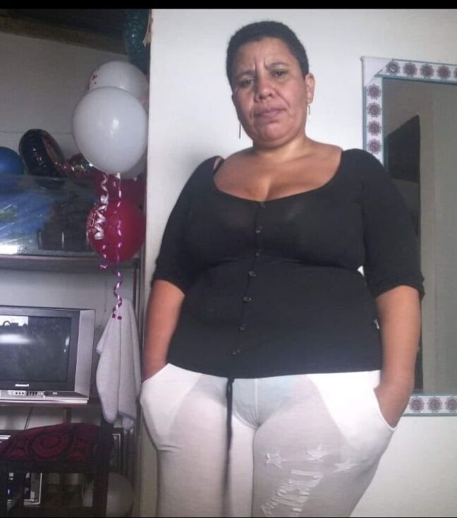 Maduras putas en la playa con transparencia para comentarios