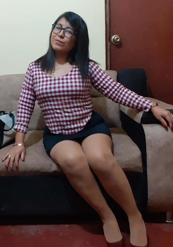 linda chaparrita con hermosas piernas