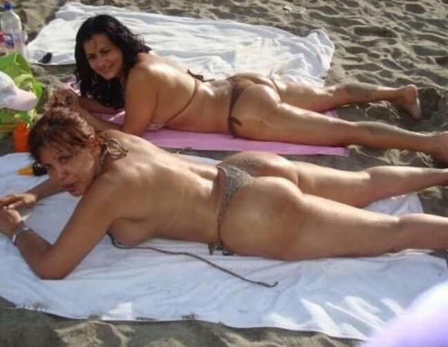 Maduras putas en la playa con transparencia para comentarios
