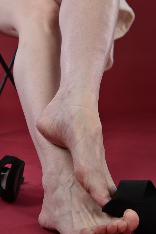 Deslicious mature feet and pussy