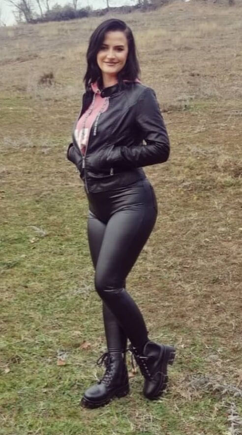 HOT MILF WITH BIG TITS AND HOT ASS
