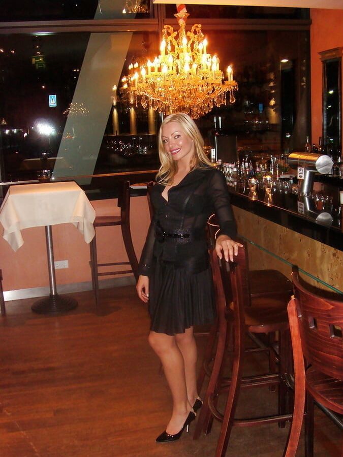 LEGGY BLONDE STUNNER
