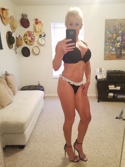 LEGGY FITNESS MILF