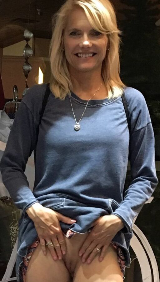 Mature pussy flashing !
