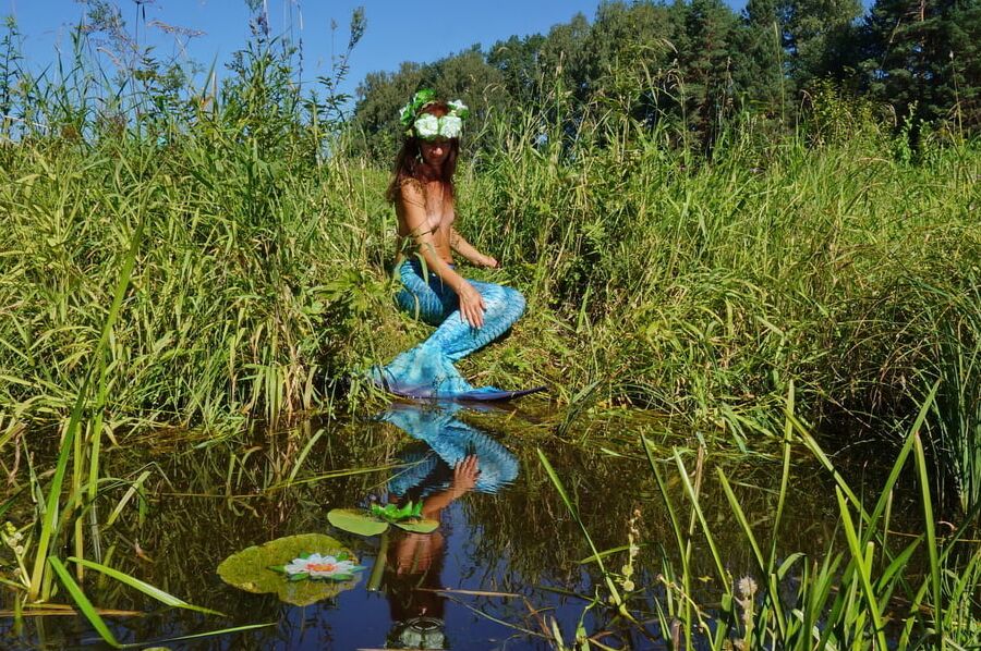 Mermaid with turquoise braclet