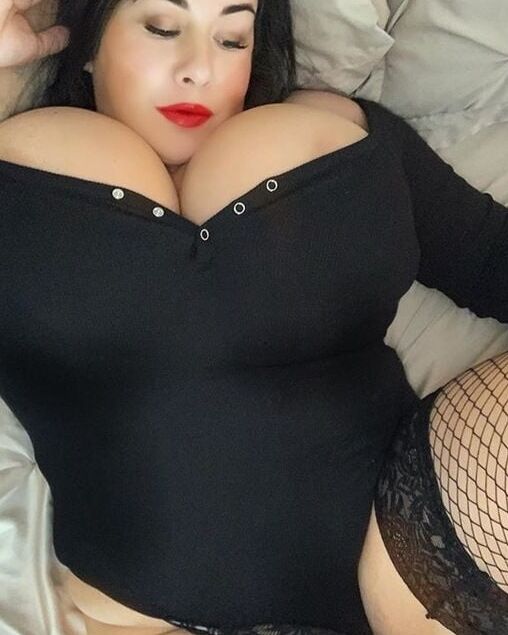 Huge tit uk milf rosie showing her amazing boobs