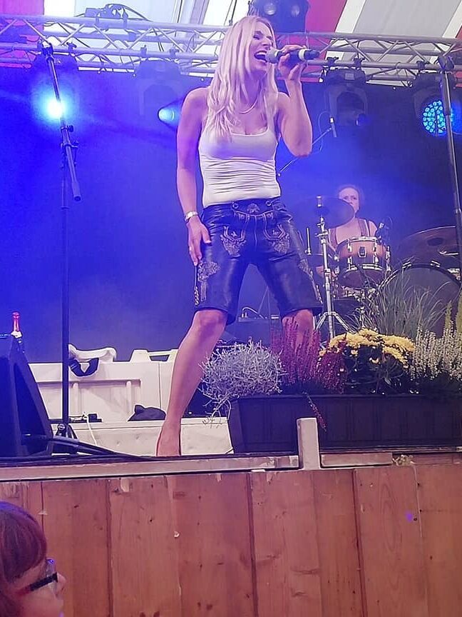 sexy Stefanie Hertel-was moechtet ihr mit ihr erleben