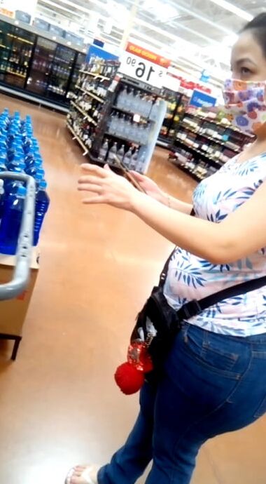 Milf MEGACULONA pillada pasando y recibiendo pack en walmart