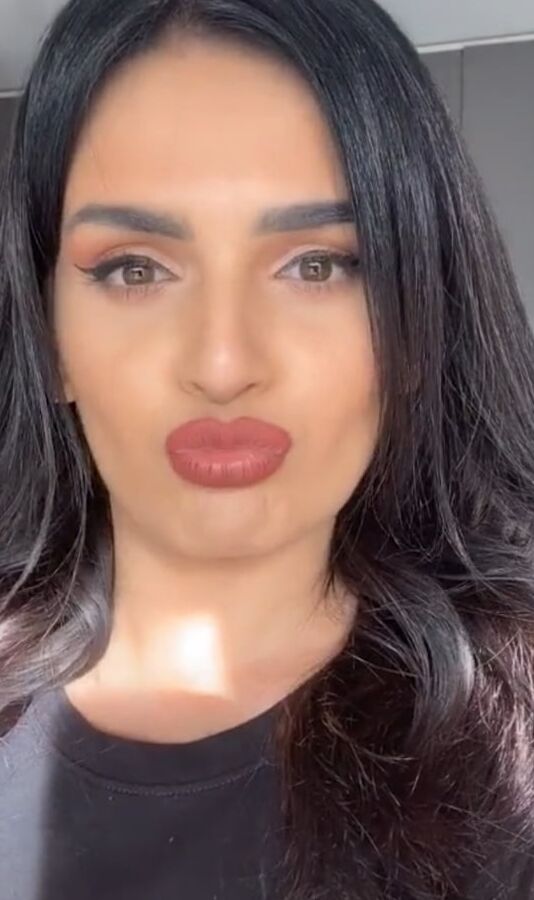 Jasmina Djuderija SLUT BOSNIAN --- KOMENTARISITE KURVU