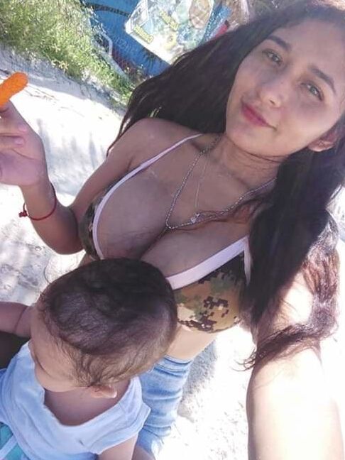 Joven mama chichona
