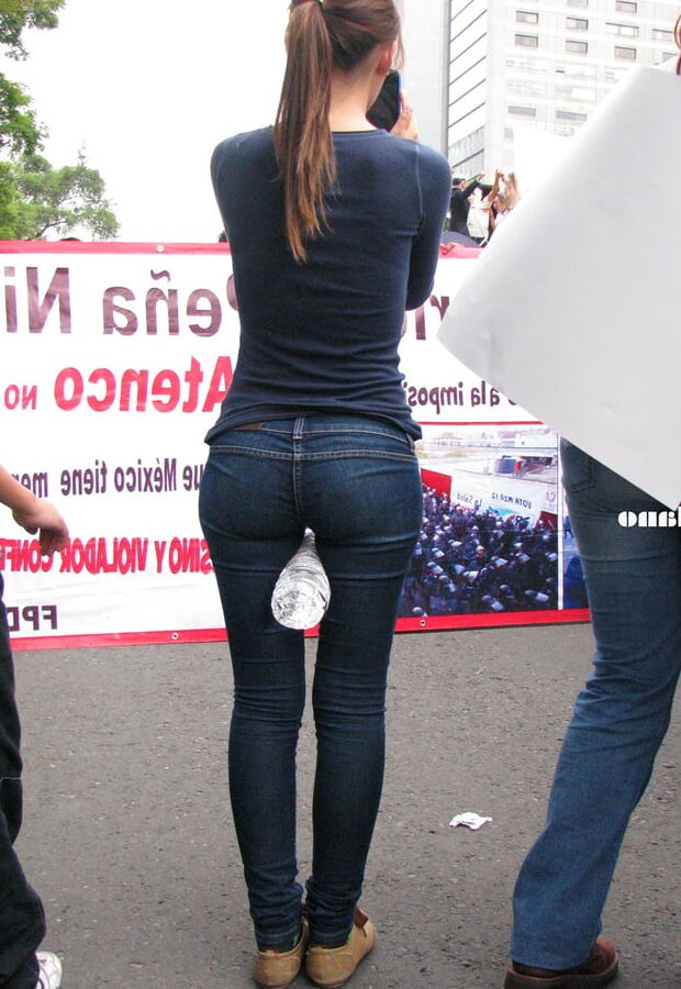 Hermosa nalgona en la manifestacion