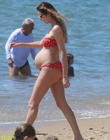 Pregnant celebrities in the beach