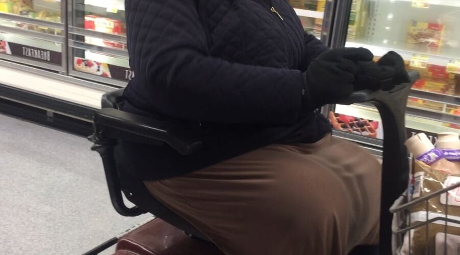 MASSIVE GRANNY CHAIR BUSTERR