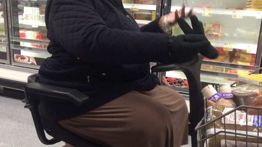 MASSIVE GRANNY CHAIR BUSTERR