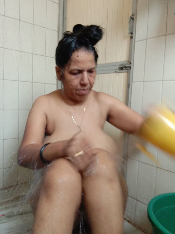 Meena bhabhi ki sexy chuchi dudh bhari