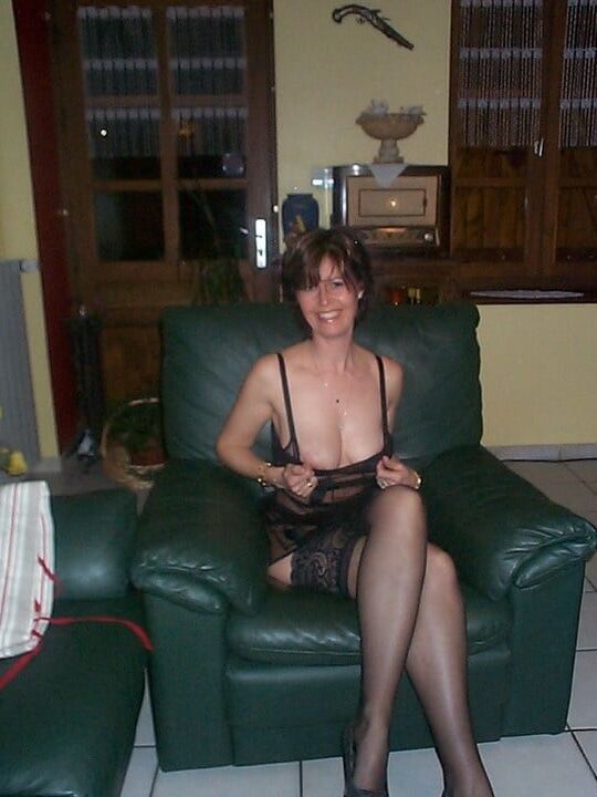 CROSSLEGGED