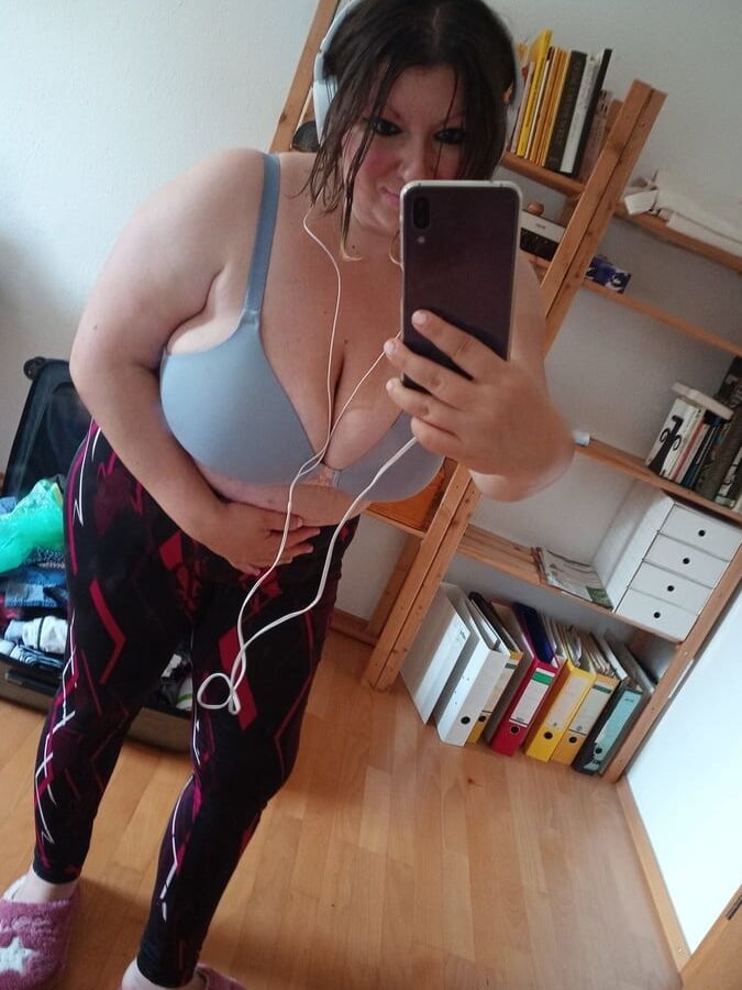 ROU ROMANIAN MILFS MOM IS A FAT SLUT