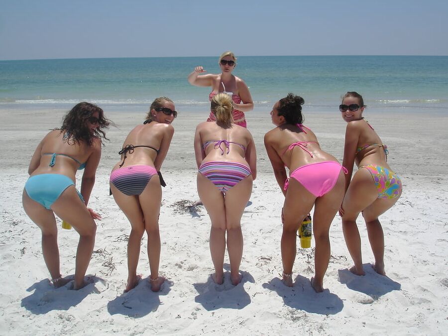 Nice (bikini asses)