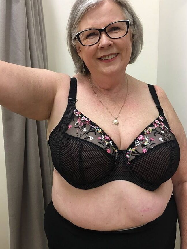 Lady mature in lingerie