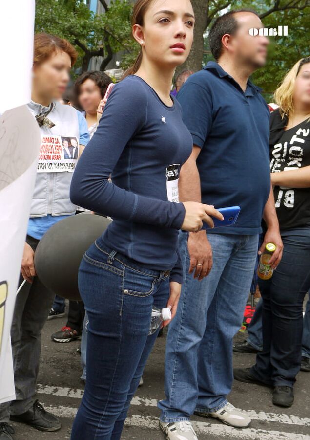 Hermosa nalgona en la manifestacion