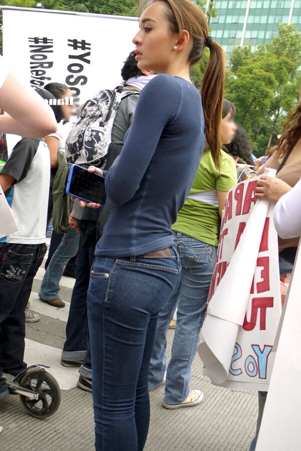 Hermosa nalgona en la manifestacion