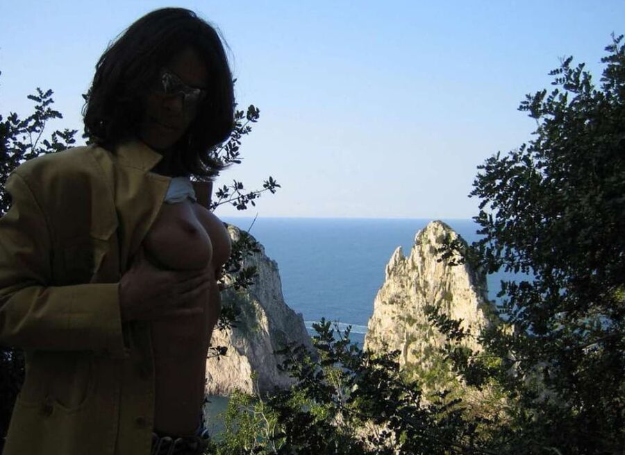 Belle Femme brune exhibe