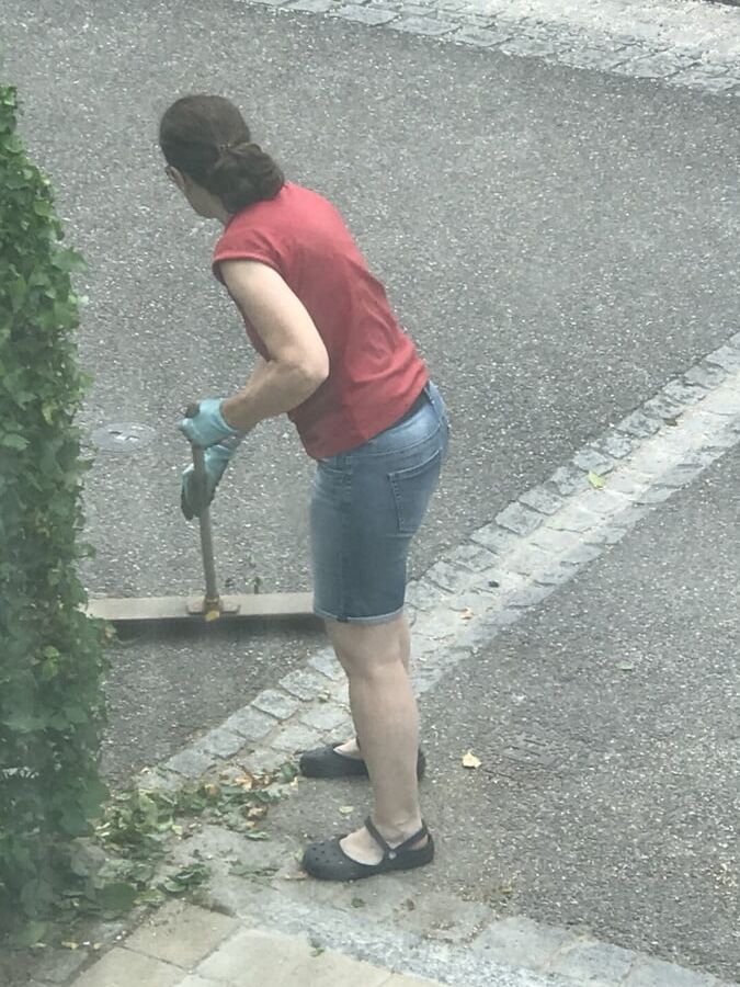 Devote Nachbarin